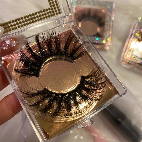 Lashes - Picture 10 of 15